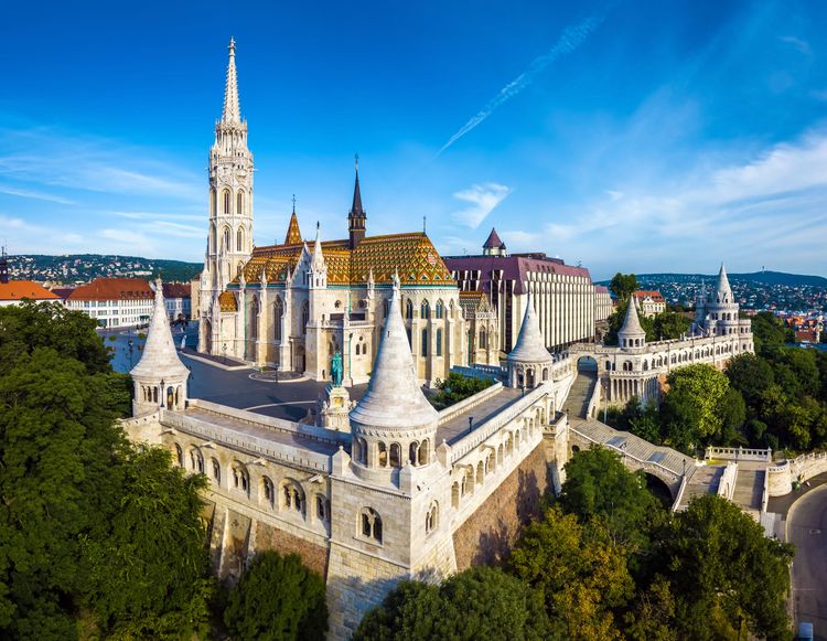 Budapest, Hongrie - Vue aérienne du célèbre bastion des Pêcheurs (Halaszbastya) et de l'église Matthias (Matyas templom) le matin d'été avec Buda Hills en arrière-plan