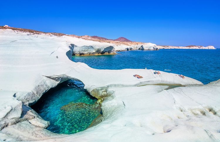 Bronzette sur la lave à Sarakiniko, sur l'île de Milos