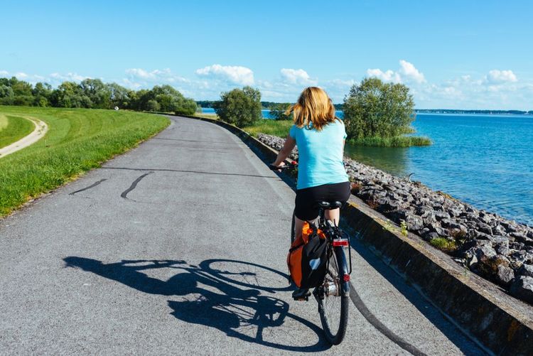 Balade en bicyclette autour du lac, ses pistes sont particulièrement bien entretenues