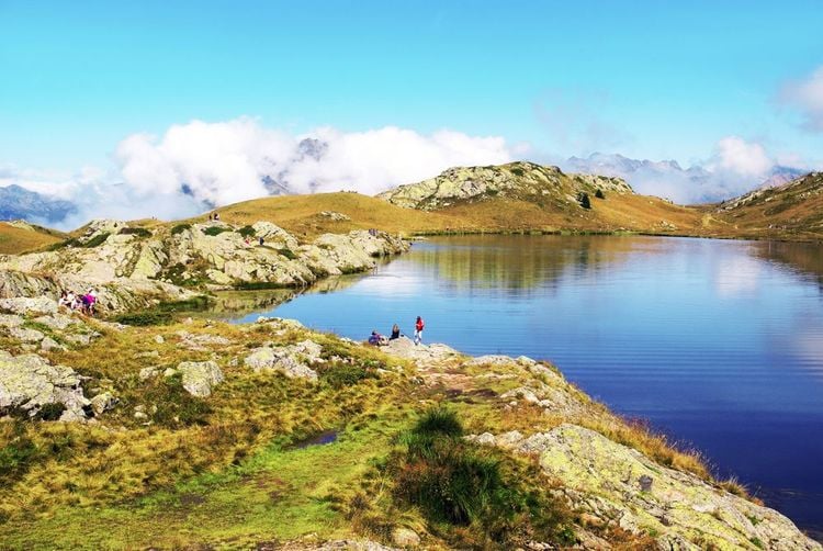 Le lac noir de l'Alpe d'Huez en été