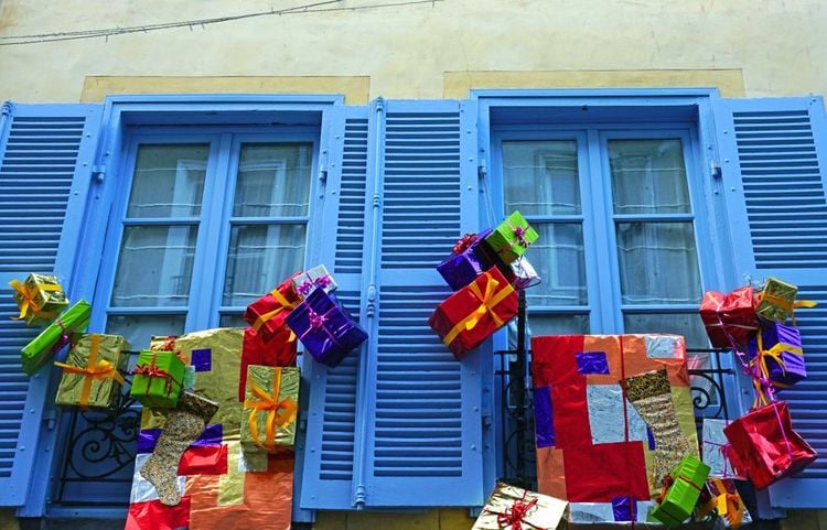 Décorations de Noël accrochées à Dinan