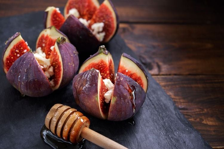 Figues farcies au fromage de chèvre assaisonnées de miel