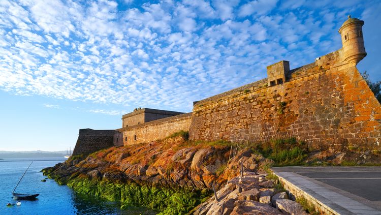 Entre Muros y Mareas: El Castillo de San Antón en A Coruña