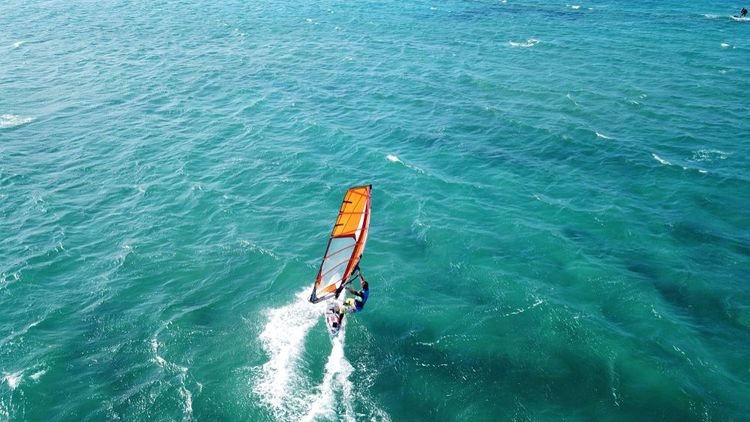 Windsurfeur à toute vitesse au départ de la Golden Beach