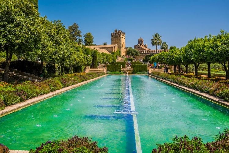 Les piscines ornementales scintillent sous les tours médiévales de Cordoue, Espagne