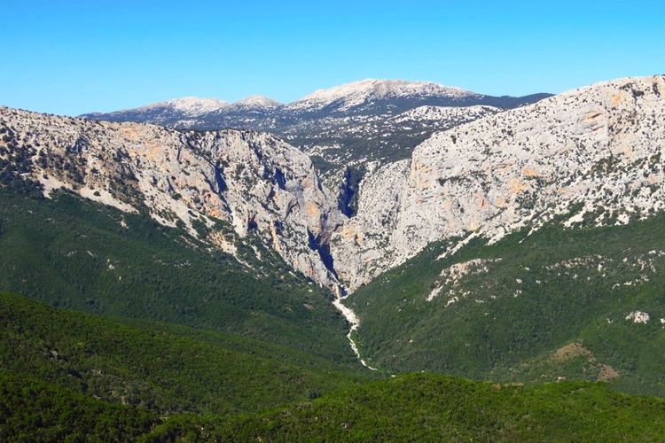 Explorez les merveilles cachées des grottes et du canyon du Supramonte