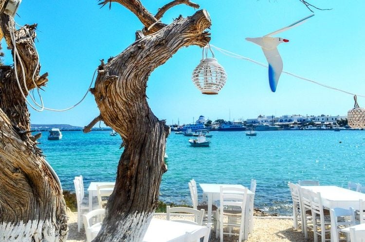 Certaines terrasses de restaurant donnent directement sur la mer