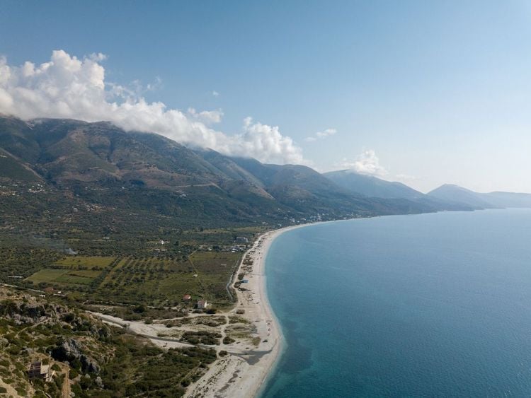 Vue aérienne sur l'immense plage de Qeparo, en Albanie