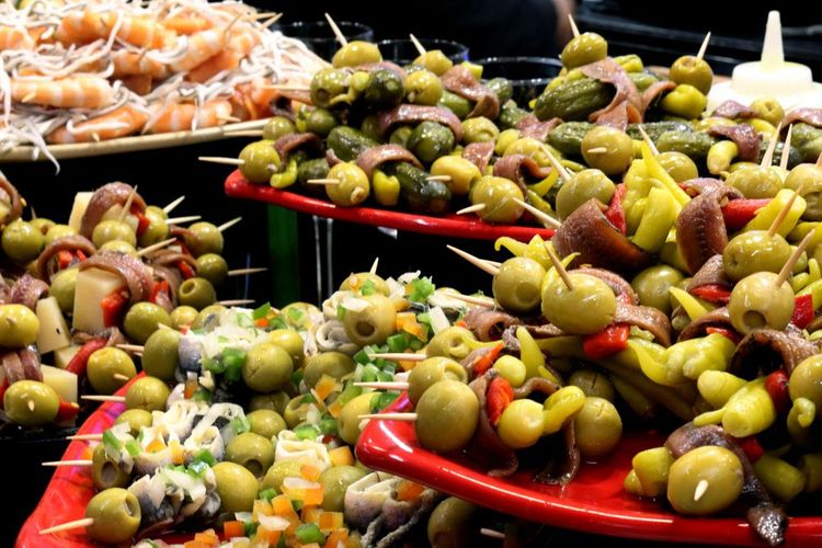 Brochettes d'olives sur le marché de la Ribera