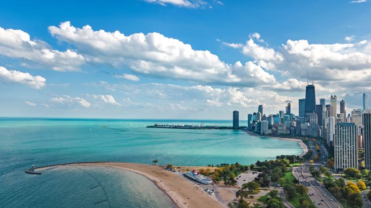 Vista aerea del lago Michigan e di Chicago