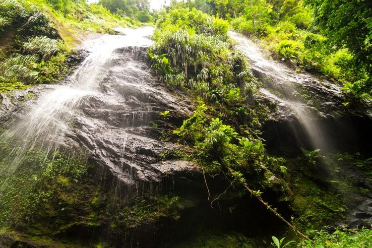 La cascade Couleuvre en contre-plongée