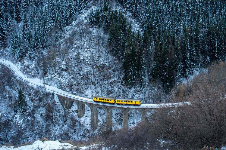 Il treno turistico del Petit Train Jaune, che attraversa i Pirenei innevati