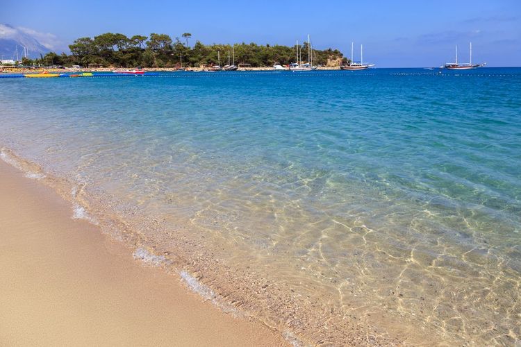 La mer Méditerranée depuis une plage de sable de Kemer, en Turquie.