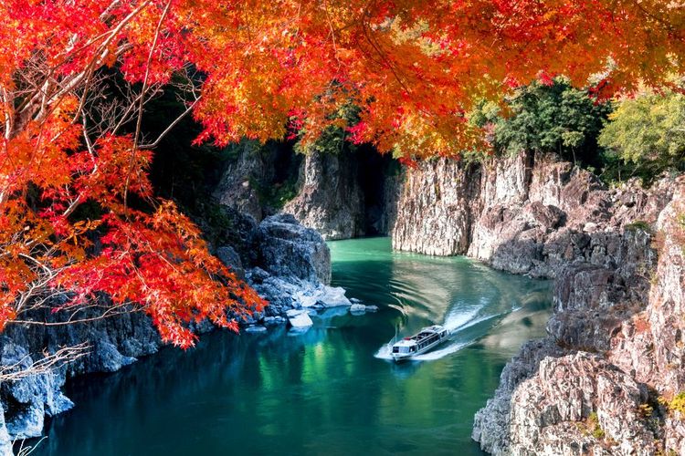 Le bateau-mouche de la rivière Kitayama dans les gorges de Dorokyo