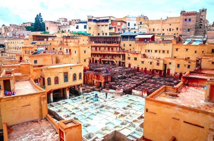 La teinturerie-tannerie se trouve dans l'ancienne médina de Fès