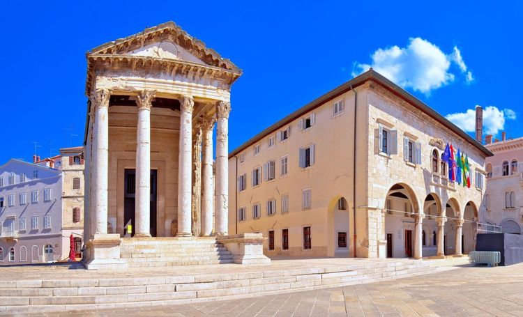 Le Temple d'Auguste (à g.) et le Palais Communal (à dr.)