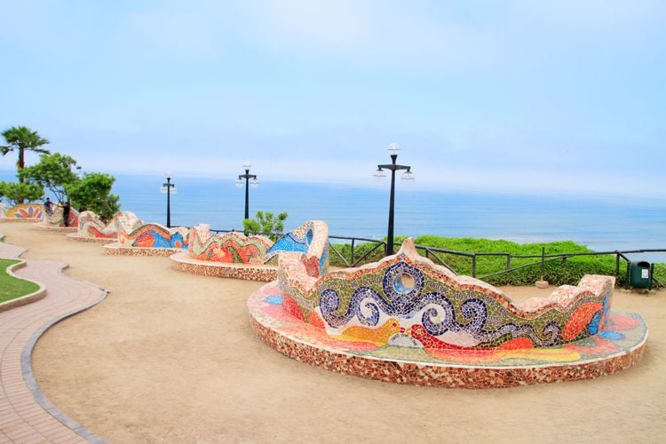 Les mosaïques et citations dans le Parc de l'Amour à Lima