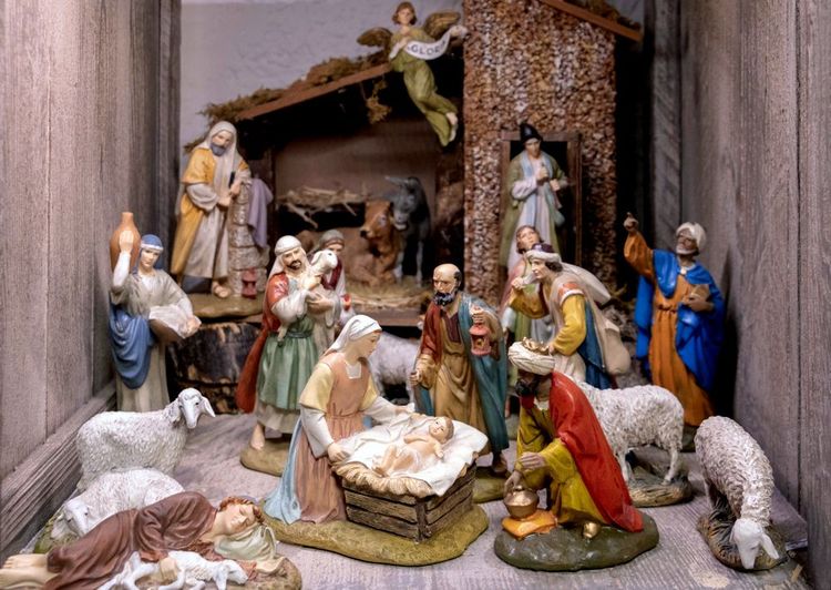 Crèche type avec l'Enfant Jésus, Marie, Joseph et les Rois Mages