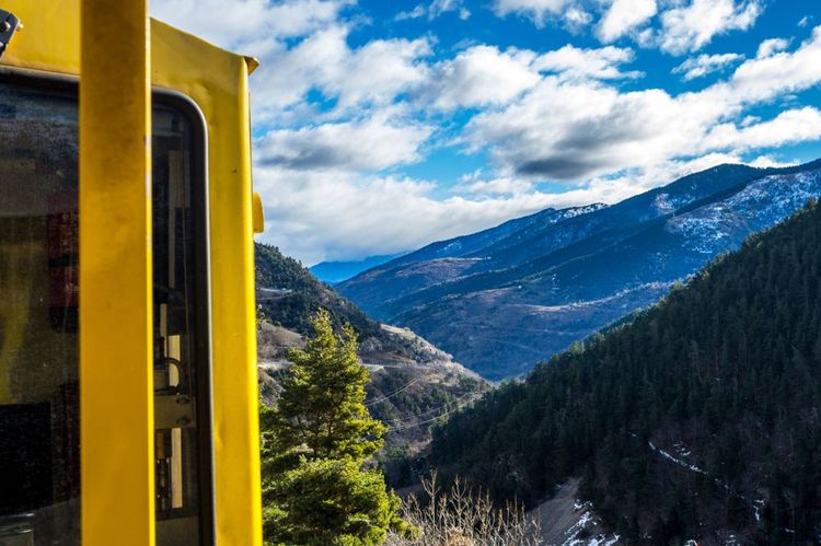 La vista dei Pyrénées-Orientales dal trenino giallo