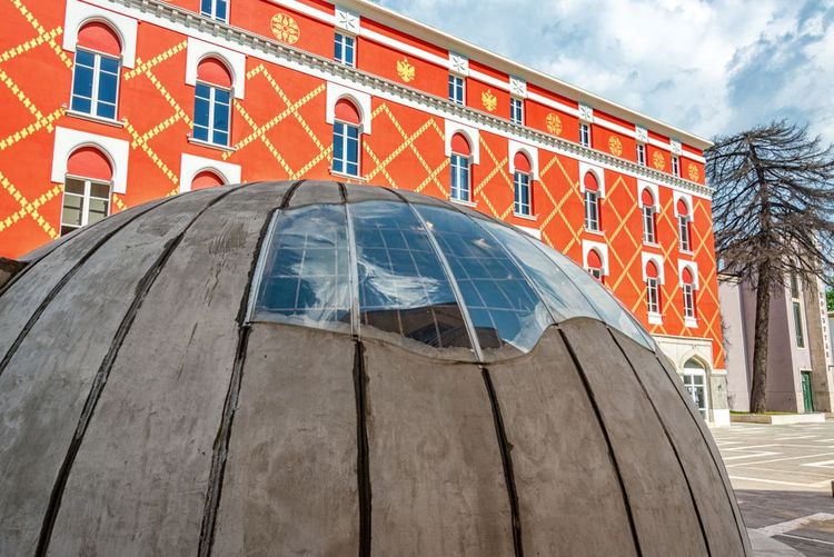 Le Bunk'Art et le Le Bunk'Art, en face du Ministère de l'infrastructure et de la construction énergétique