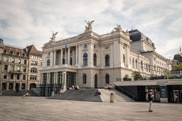 Come and admire the Zurich Opera House