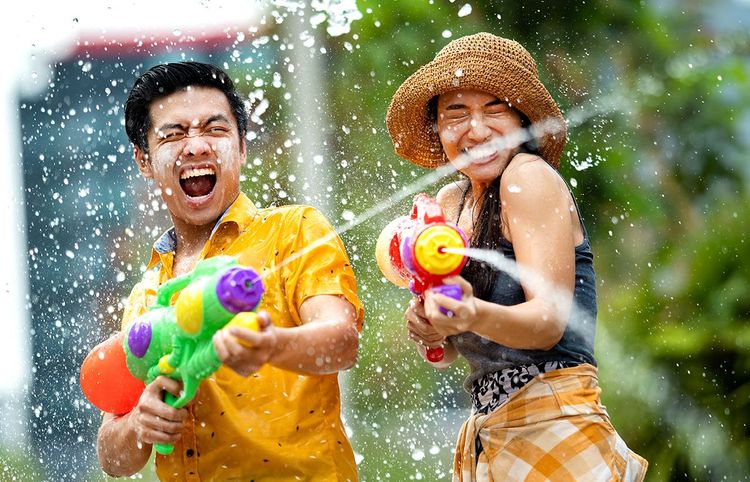 S'arroser d'eau à l'occasion du Festival de Songkran