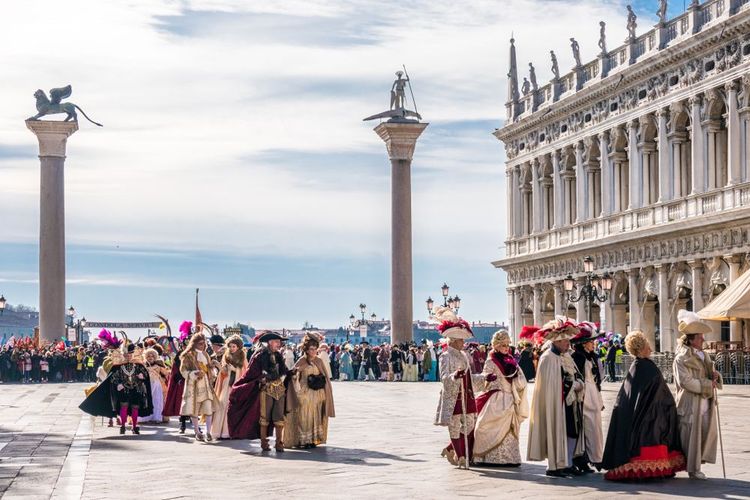 Les participants du carnaval de Venise, place Saint-Marc.