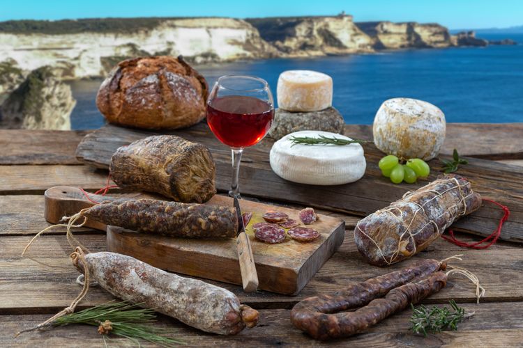 I taglieri di formaggi e salumi della Corsica sono una vera delizia per gli epicurei!
