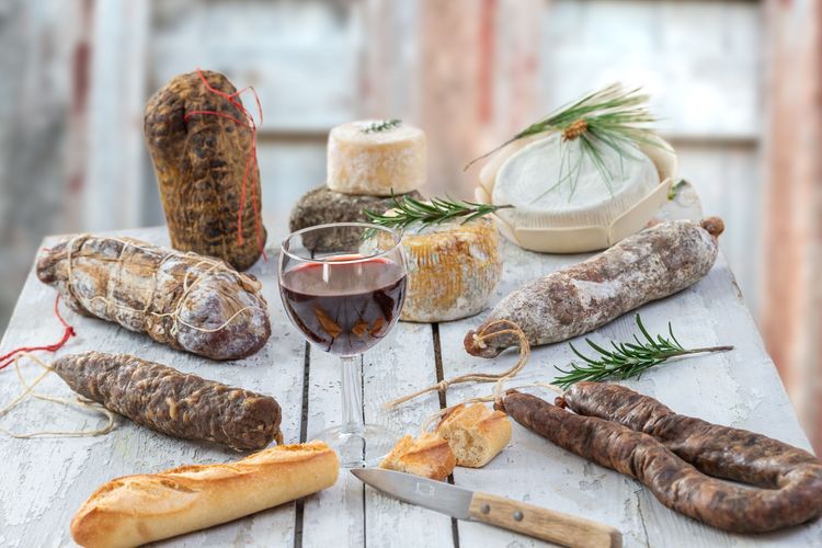  Il vino si sposa bene con i salumi e i formaggi della Corsica!