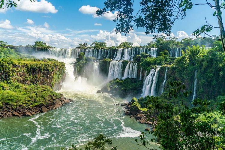 Une partie des chutes d'Iguazu vue depuis le parc national argentin