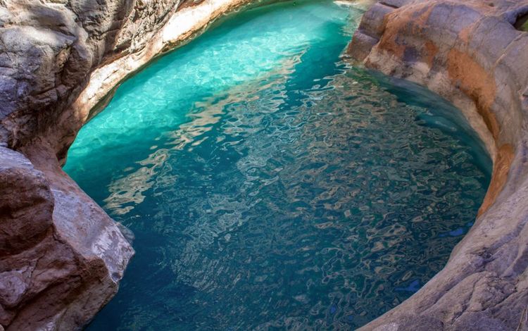 Un point d'eau turquoise à la Vallée du Paradis