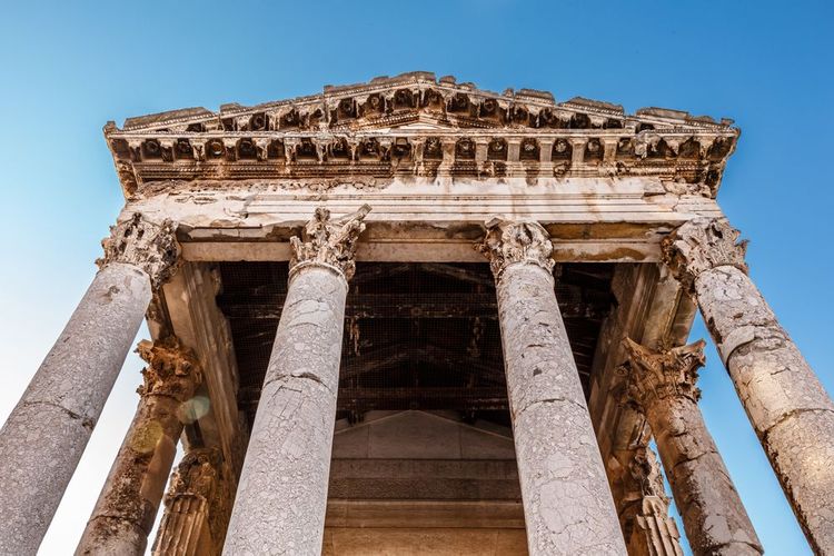 les colonnes doriques sont en bon état de conservation