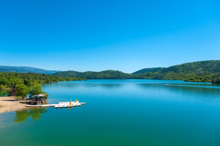Le superbe lac de Saint-Cassien