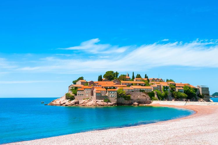 L'île de Sveti Stefan près de Budva, au Monténégro. Station de luxe avec belle plage à la mer Adriatique. Destination de voyage célèbre