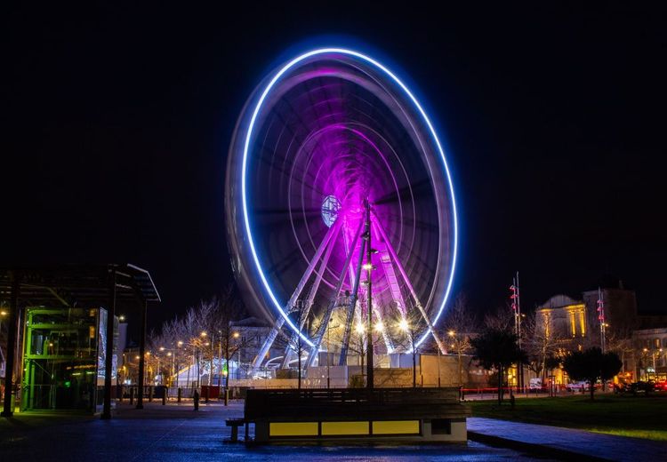 La grande roue de La Rochelle, illuminée dans la nuit