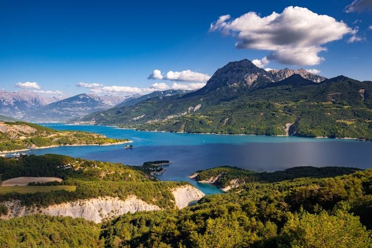 Le lac de Serre Ponçon dans les Hautes-Alpes, en été