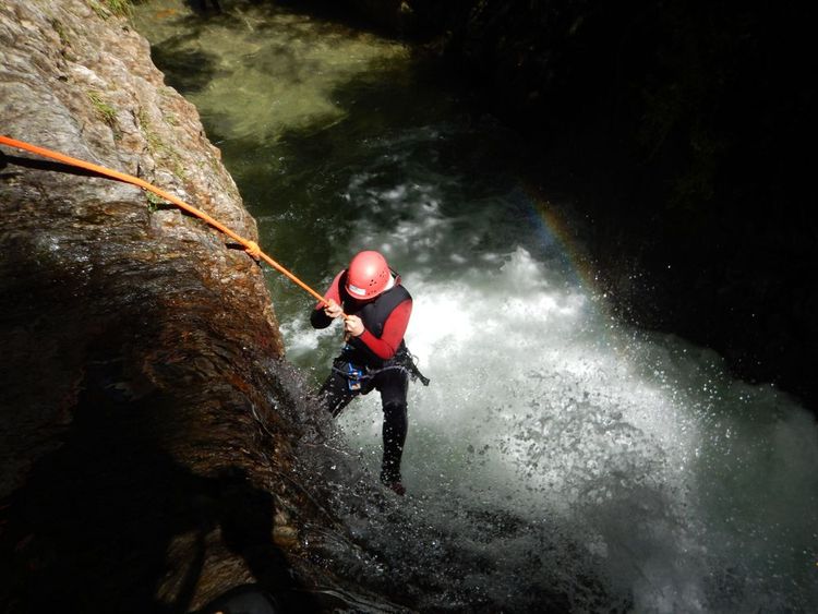 Entre escalade et randonnée aquatique : le canyoning à Annecy