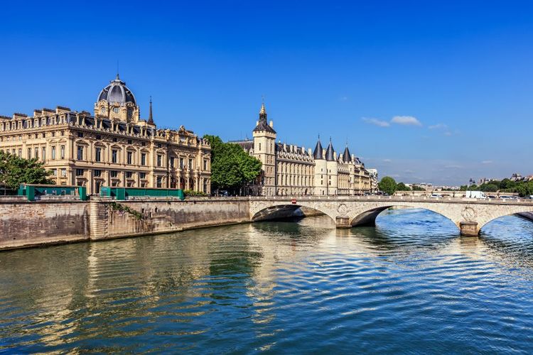 Palais commercial de Paris le long de la Seine, Paris, France