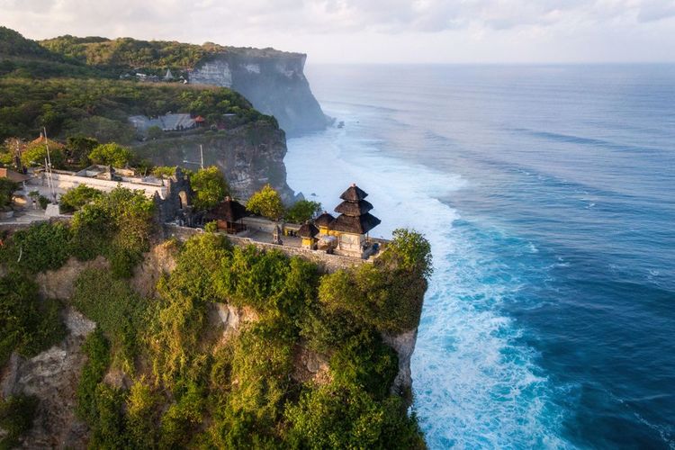 vue aérienne du temple de Pura Luhur Uluwatu au lever du soleil