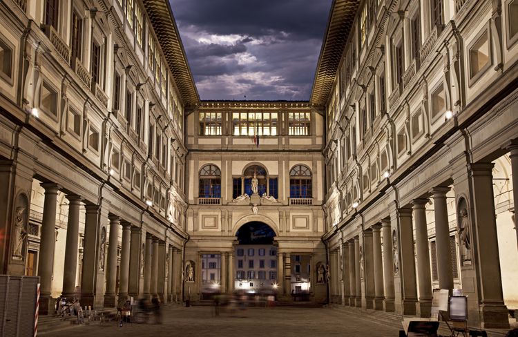 La Galería de los Uffizi al anochecer