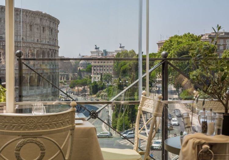 Vue sur le Colisée et les rues animées de la ville depuis la fenêtre du Palazzo Manfredi