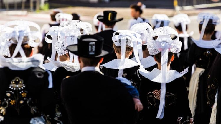 Danseurs en costume pour la danse traditionnelle bretonne.