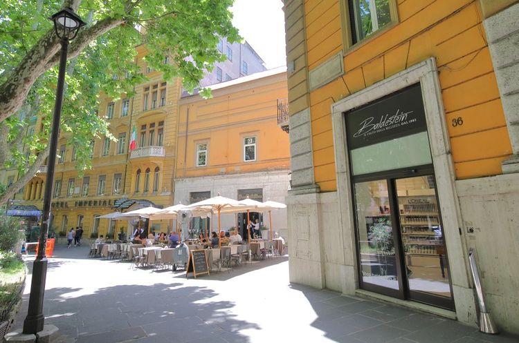  Via Vittorio Veneto, rue commerçante, Rome Italie