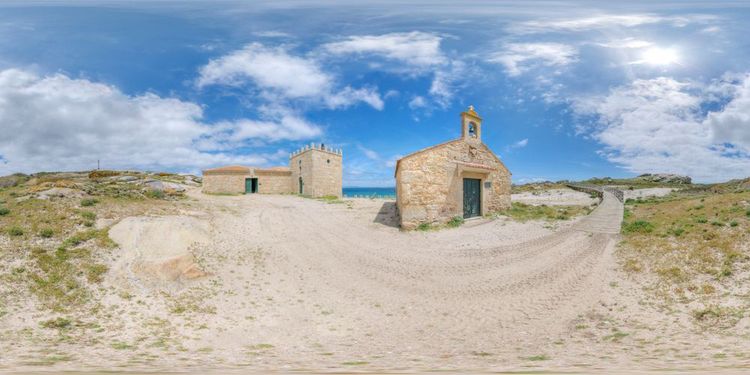 D'anciennes bâtisses en pierre de l'île de Salvora