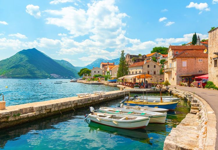 Perast est un petit village de pêcheurs, mais un des plus gros bourgs des bouches