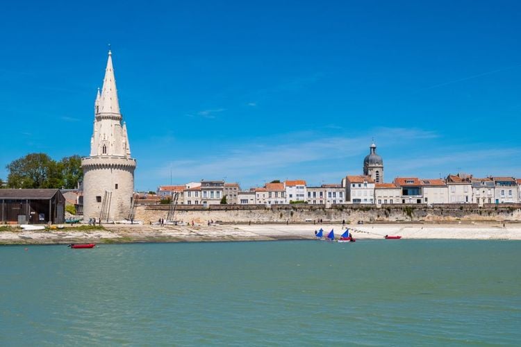 La tour de la Lanterne, face à l’océan, La Rochelle