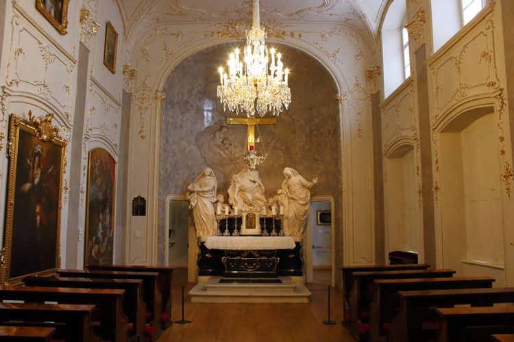 La capilla fue construida por la emperatriz María Teresa en memoria de su difunto esposo.