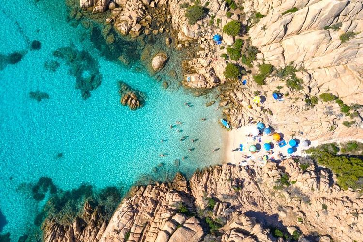 Vue aérienne sur la Cala Coticcio, surnommée "Tahiti", archipel de La Maddalena