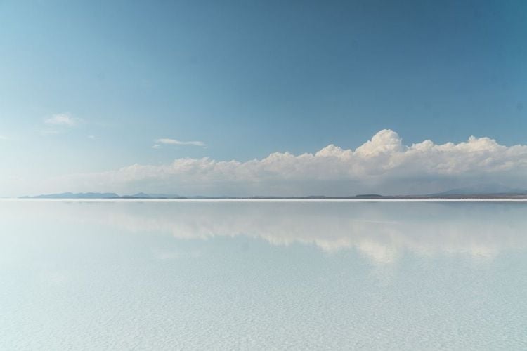 Belle réflexion miroir sur le ciel bleu et les nuages sur les Salt Flats de Bolivie.
