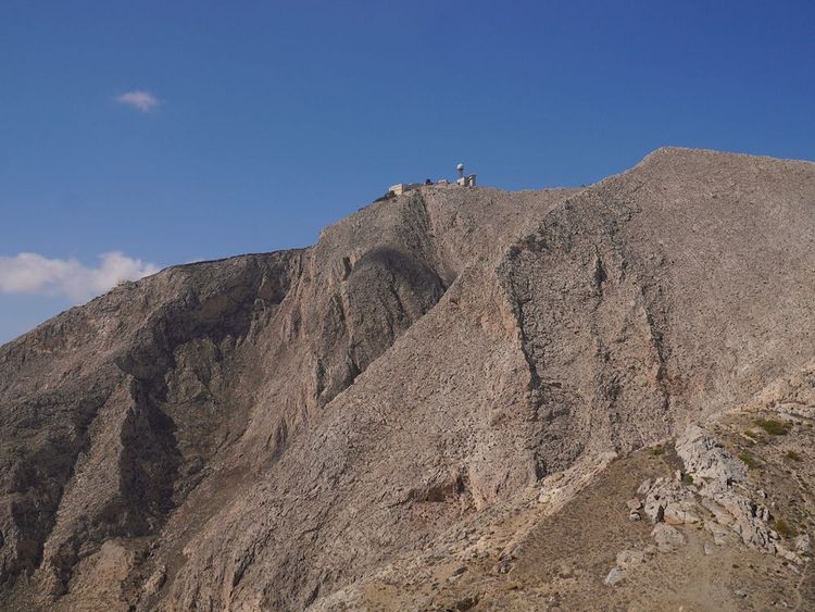 El monasterio se alza solitario en la cima del Profitis Ilias